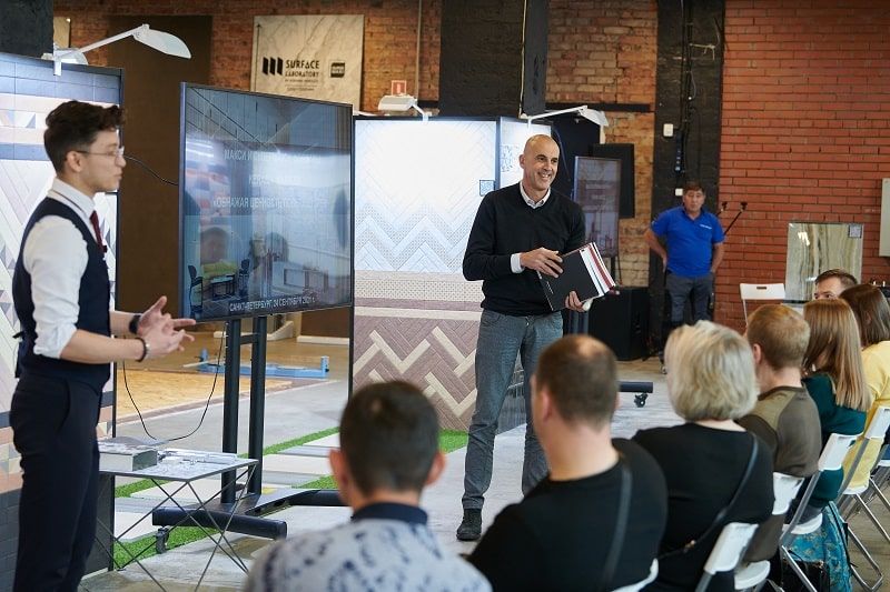 Прошел мастер-класс по укладке и резке сверхкрупного керамогранита ...