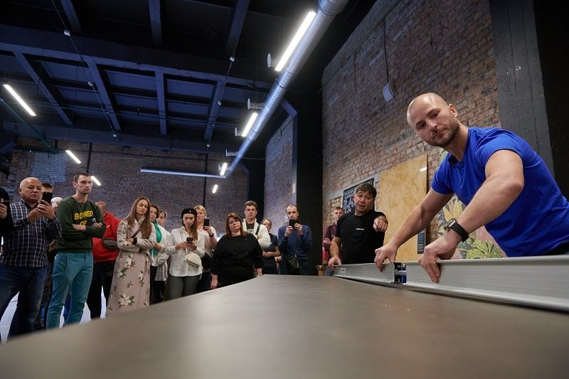 Прошел мастер-класс по укладке и резке сверхкрупного керамогранита ...