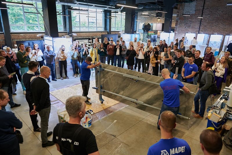 Прошел мастер-класс по укладке и резке сверхкрупного керамогранита ...